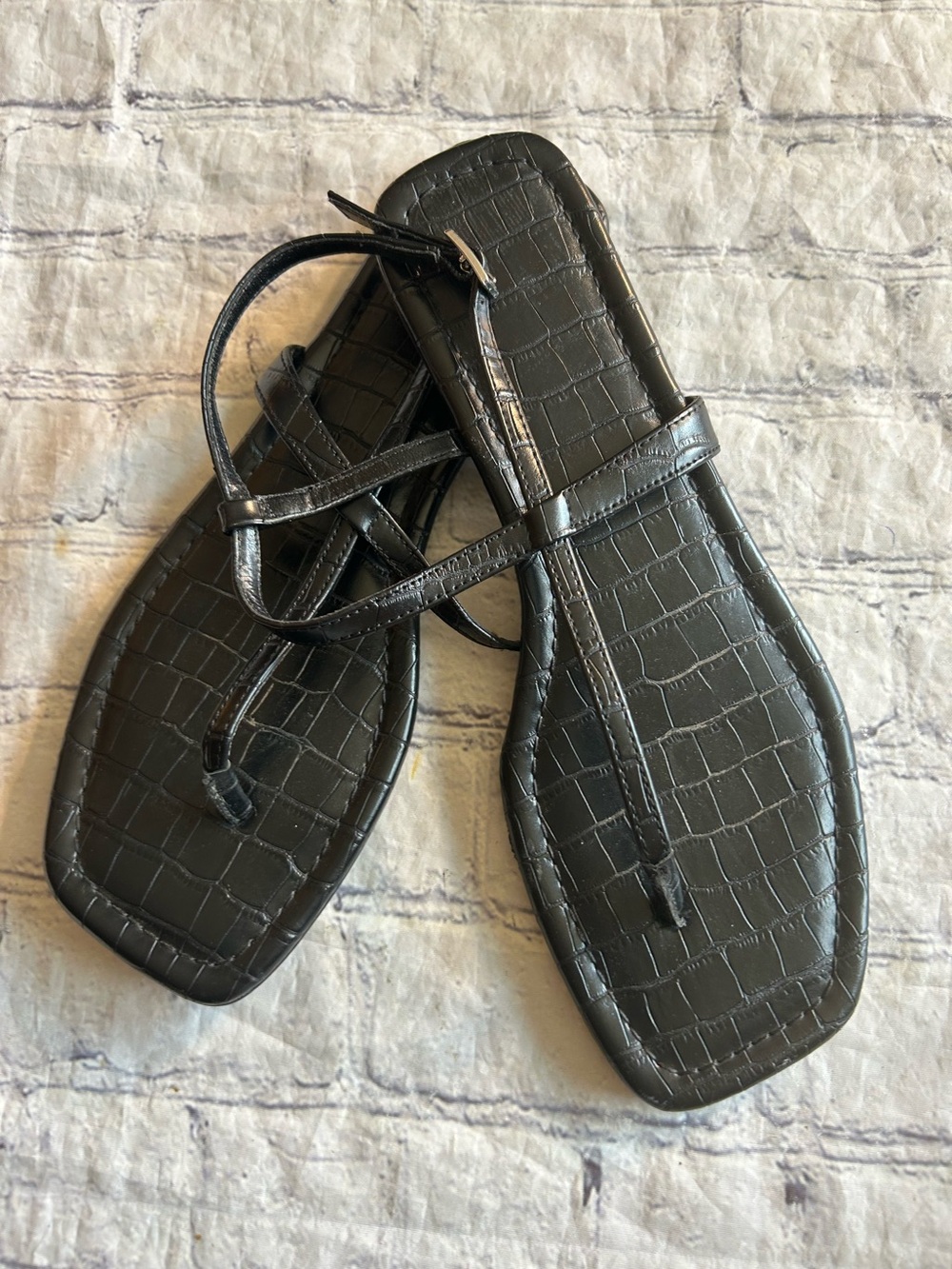 UNISA WOMEN’S BLACK FAUX CROC SQUARE TOE ANKLE STRAP SANDALS THONG TOE SIZE 9.5M